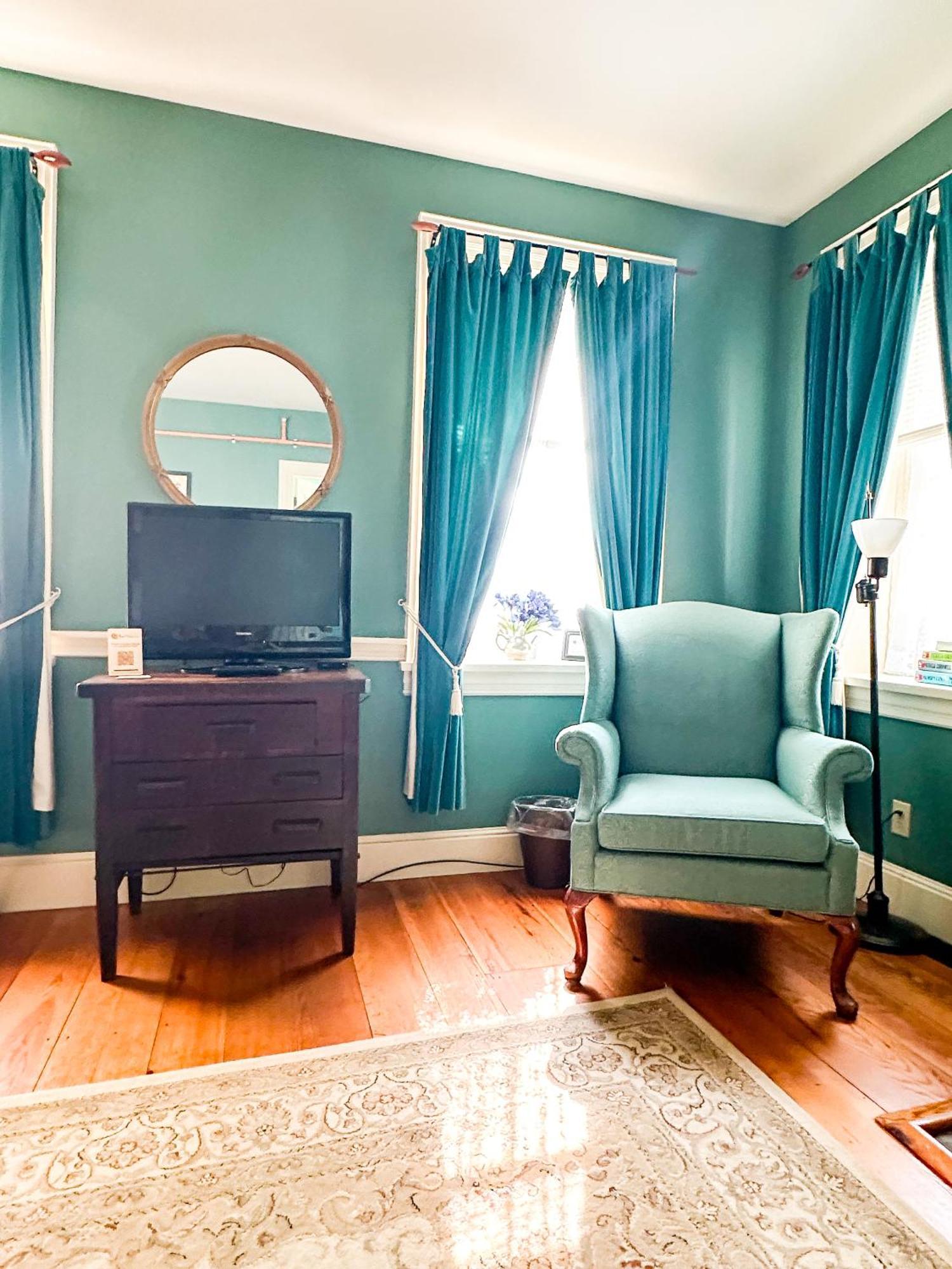 The Black Walnut Inn Amherst Bagian luar foto